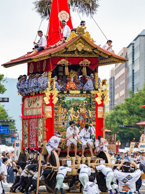Dotonbori canal in Osaka—a popular nightlife and street food hub paired with Kyoto itineraries Dotonbori canal in Osaka—a popular nightlife and street food hub paired with Kyoto itineraries